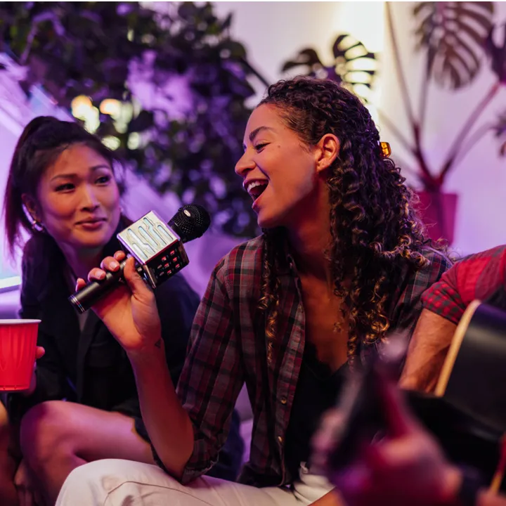 APPLAUSE Premium Deluxe Karaoke Microphone Speaker with Wireless Connectivity and Enhanced Sound Quality