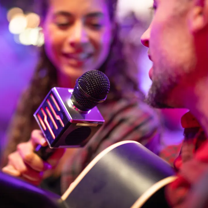 APPLAUSE Premium Deluxe Karaoke Microphone Speaker with Wireless Connectivity and Enhanced Sound Quality