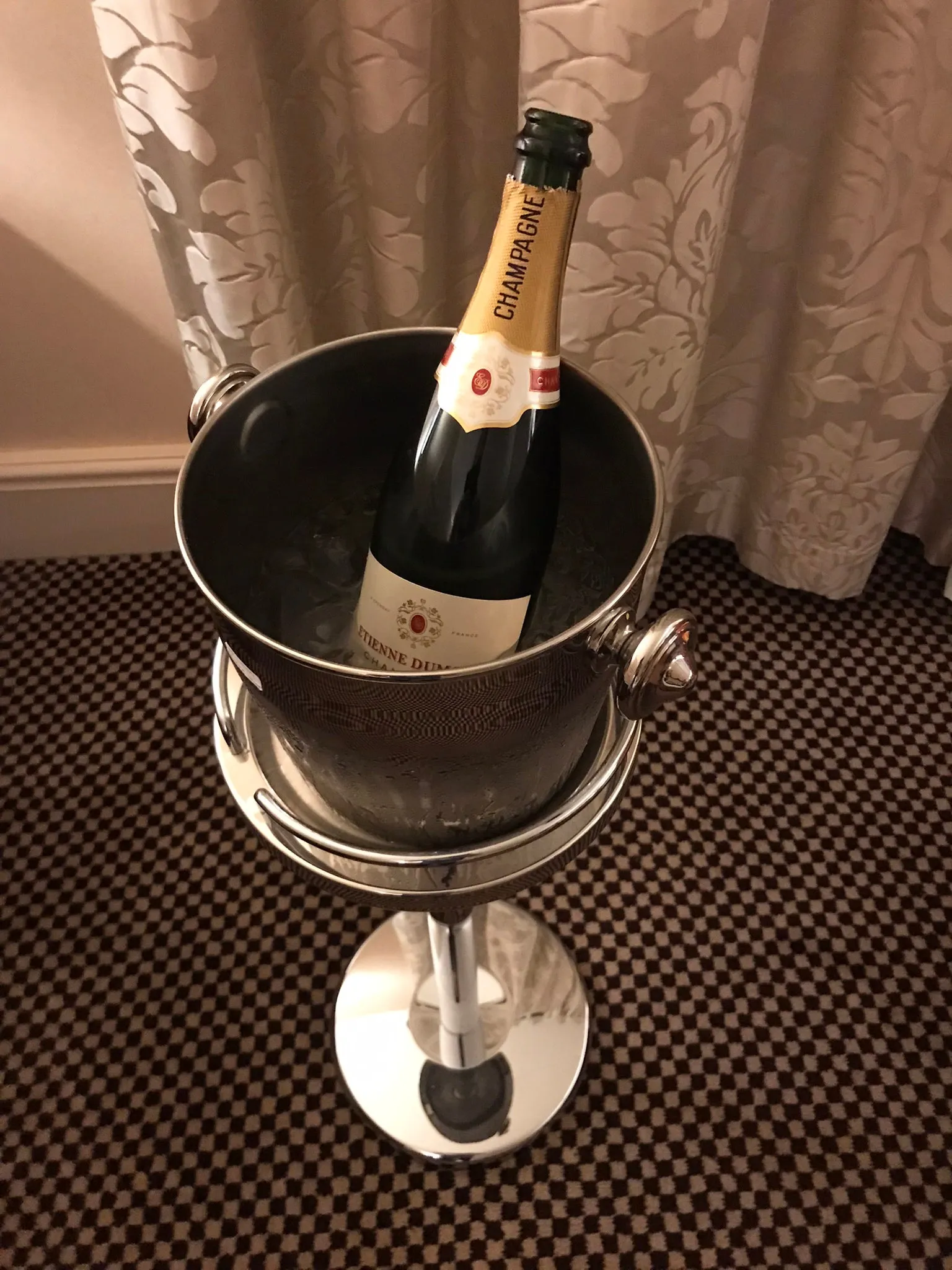 Round Champagne Cooler with Stand
