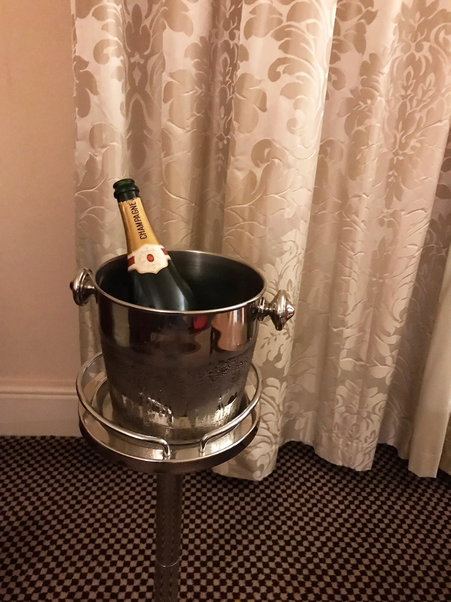 Round Champagne Cooler with Stand